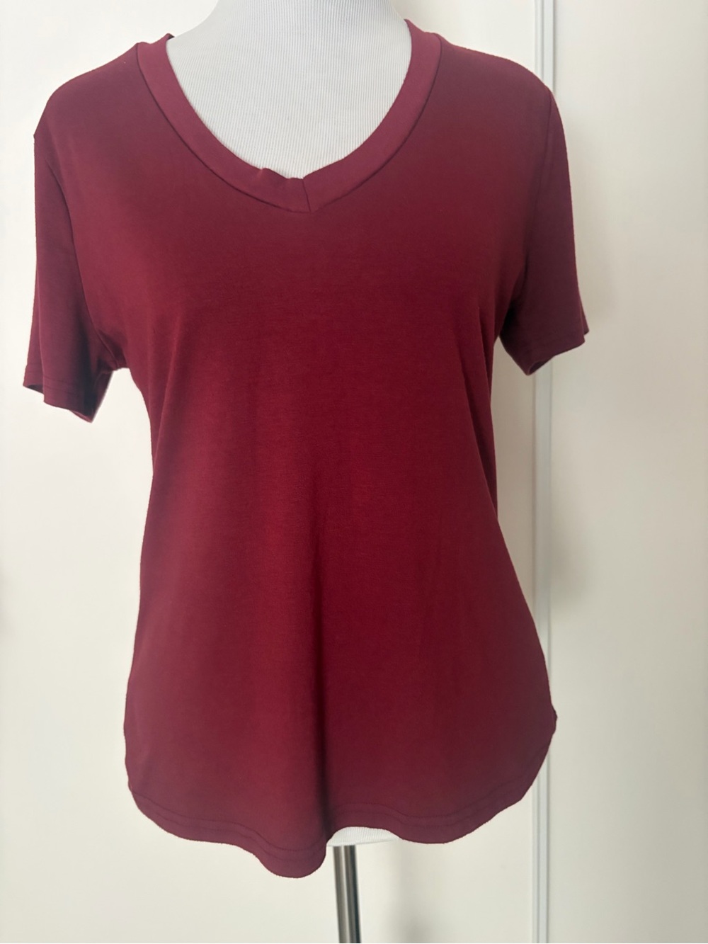 Everyday V-Neck Short Sleeve Top in Wine